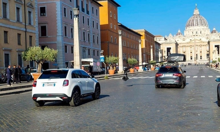 Fiat 600e catturata durante le riprese del promo | Elettronauti.it