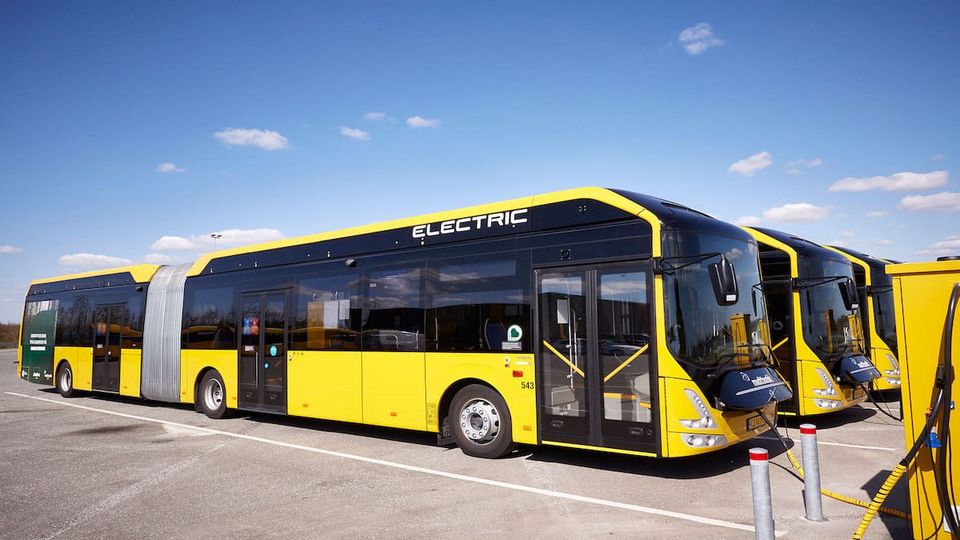 Le vendite di autobus urbani elettrici superano i diesel in Europa nel 2023