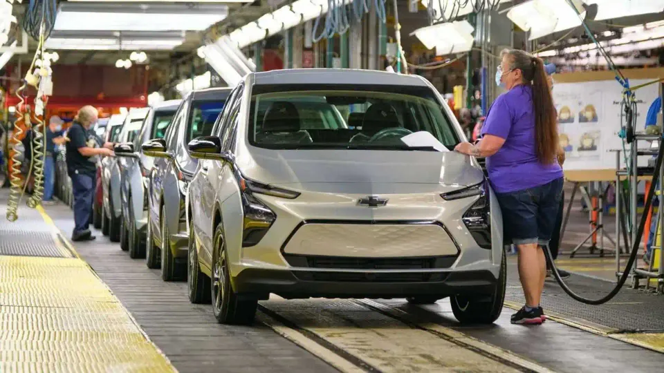 GM ha dichiarato di prolungare la produzione della Chevy Bolt EV/EUV del 2023 fino a dicembre