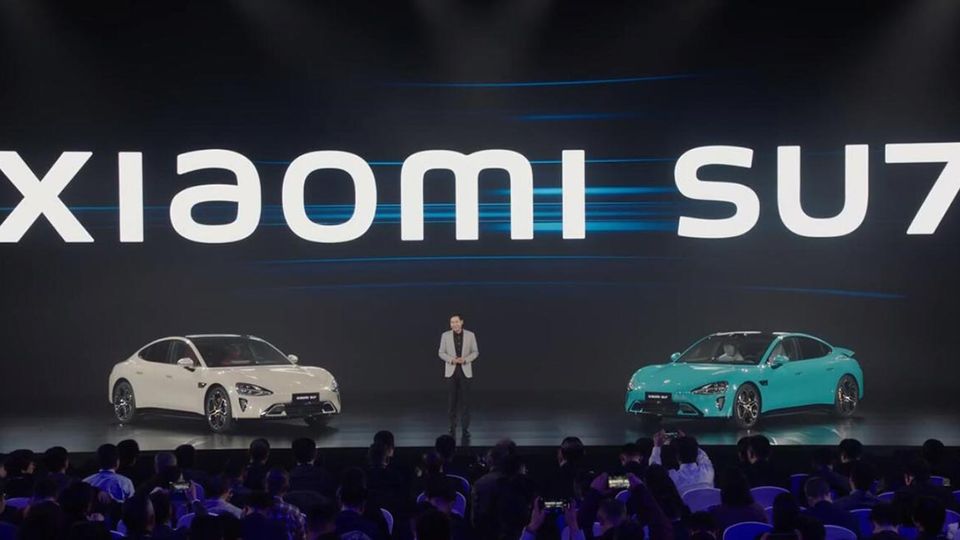 Presentata la potente auto elettrica SU7 di Xiaomi.