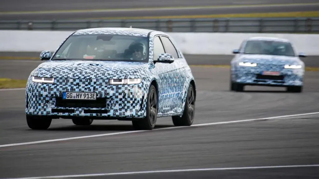 Hyundai IONIQ 5: il video dei test a Nürburgring anticipa suoni da jet da combattimento prima del debutto a Goodwood.