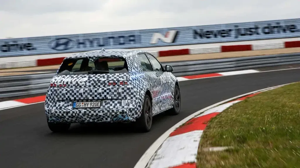 Hyundai IONIQ 5: il video dei test a Nürburgring anticipa suoni da jet da combattimento prima del debutto a Goodwood. | Elettronauti.it