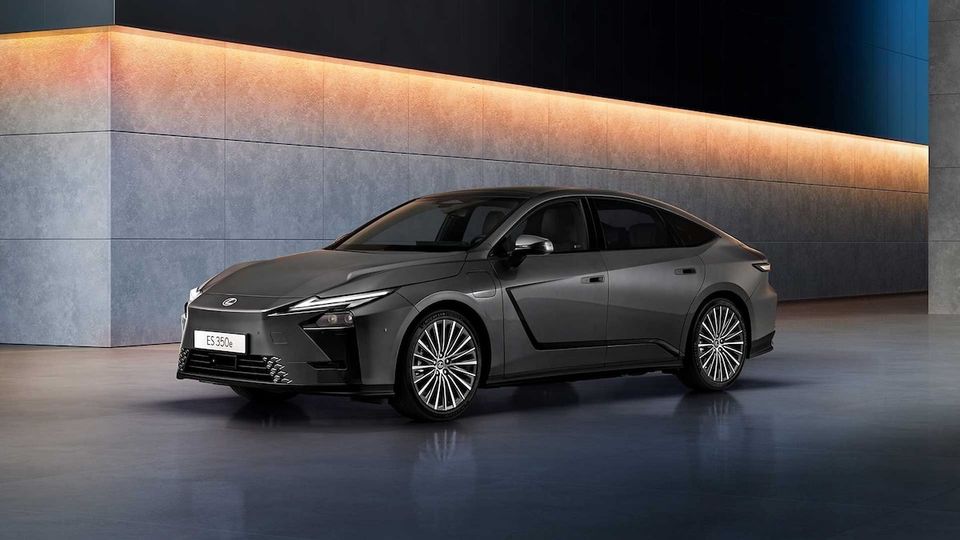 Lexus ritira UX 300e, nuova ES elettrica nel 2026