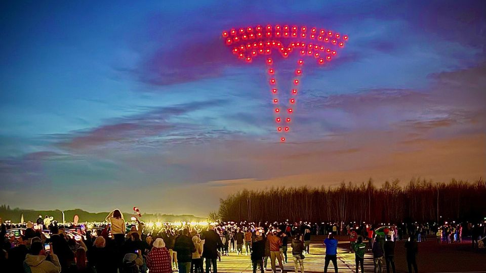 Il Light Show Tesla al MIMO 2025 accende la notte di Monza