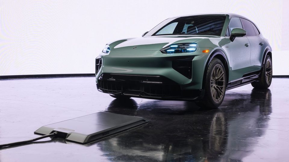 Porsche Cayenne EV: debutta la ricarica induttiva domestica