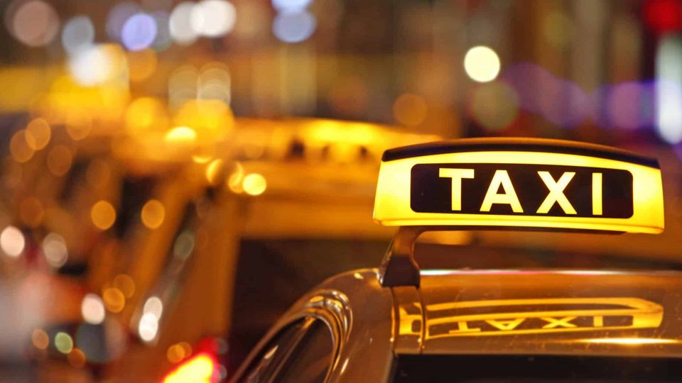 "Un segnale per l'intera Europa". Amburgo vieta i nuovi taxi con motore a combustione dal 2025