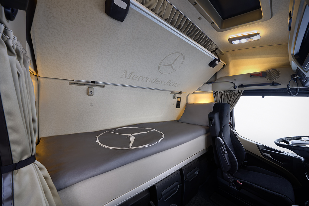 Mercedes-Benz eActros 600 - Presa di ricarica - Fonte Mercedes-Benz | Elettronauti.it