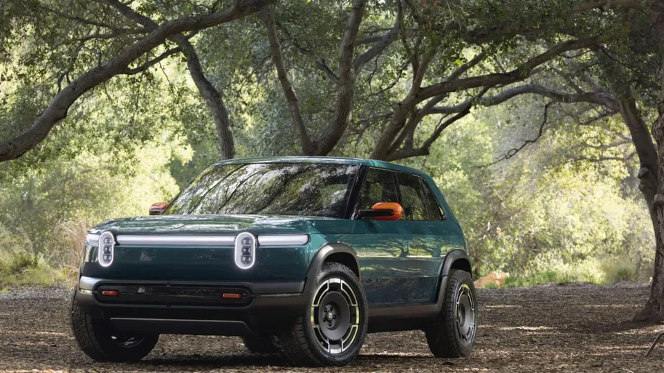 Rivian mette in mostra la sua potenza con il crossover elettrico trimotore R3X