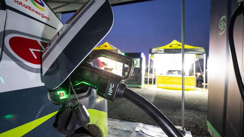OPEL rivoluziona i rally elettrici con la ricarica mobile rapida e sostenibile di SCHALL-E
