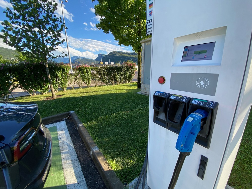 IL FUTURO DELLE RICARICHE AD ALTA POTENZA: infrastruttura diffusa o hub di ricarica? | Elettronauti.it