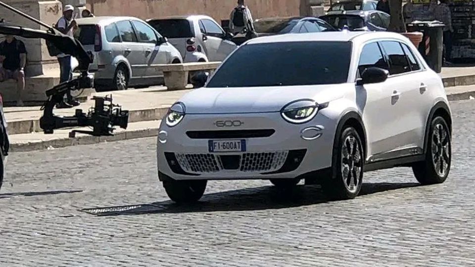 Fiat 600e catturata durante le riprese del promo