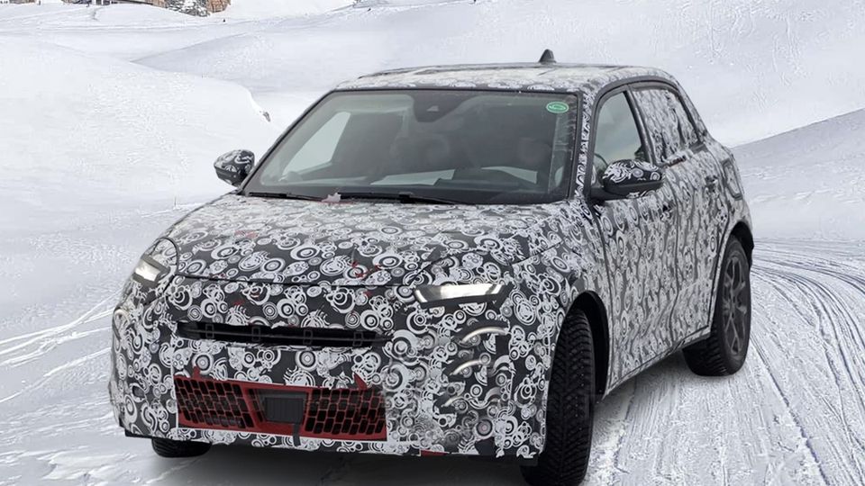 Prime foto spia di Fiat 600 EV - la cugina di Jeep Avenger