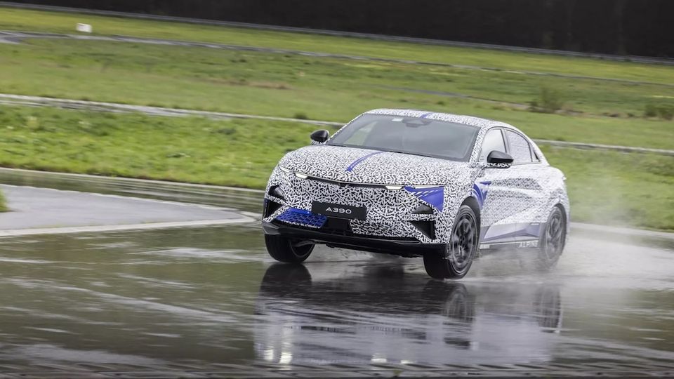 A390 Alpine: Ultimi test per la Sport Fastback
