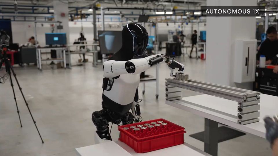 Musk ammette: nessun robot Optimus operativo in Tesla