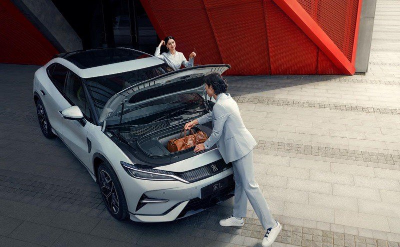 BYD lancia l'elegante SUV elettrico Song L a partire da 27.000 dollari come rivale della Tesla Model Y | Elettronauti.it