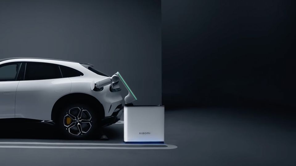 Xiaomi: braccio robotico per ricarica EV nel 2026
