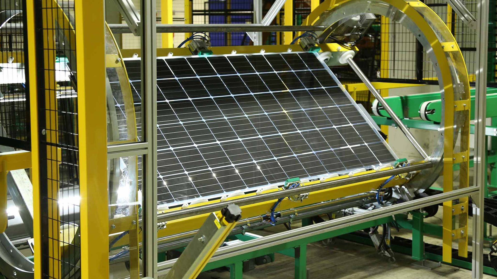 assemblaggio pannelli fotovoltaici