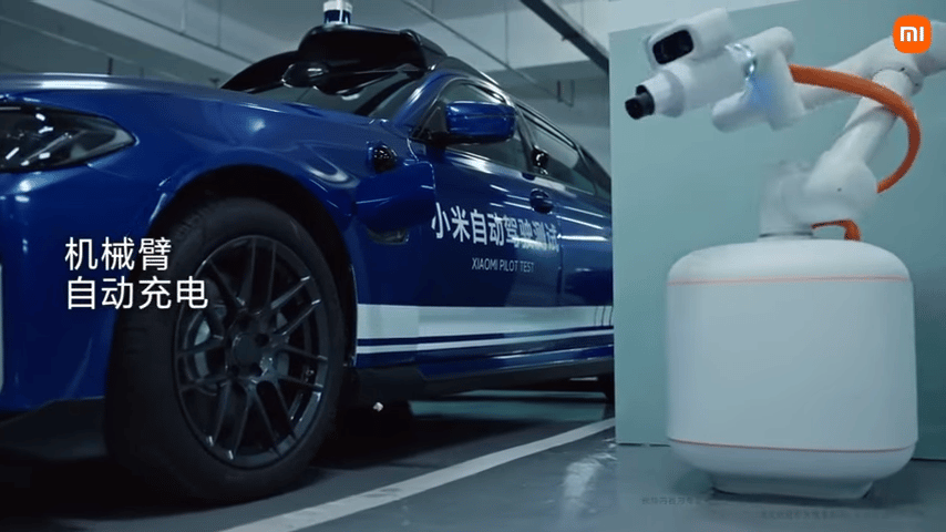 Auto elettrica di xiaomi con guida autonoma, robot di ricarica