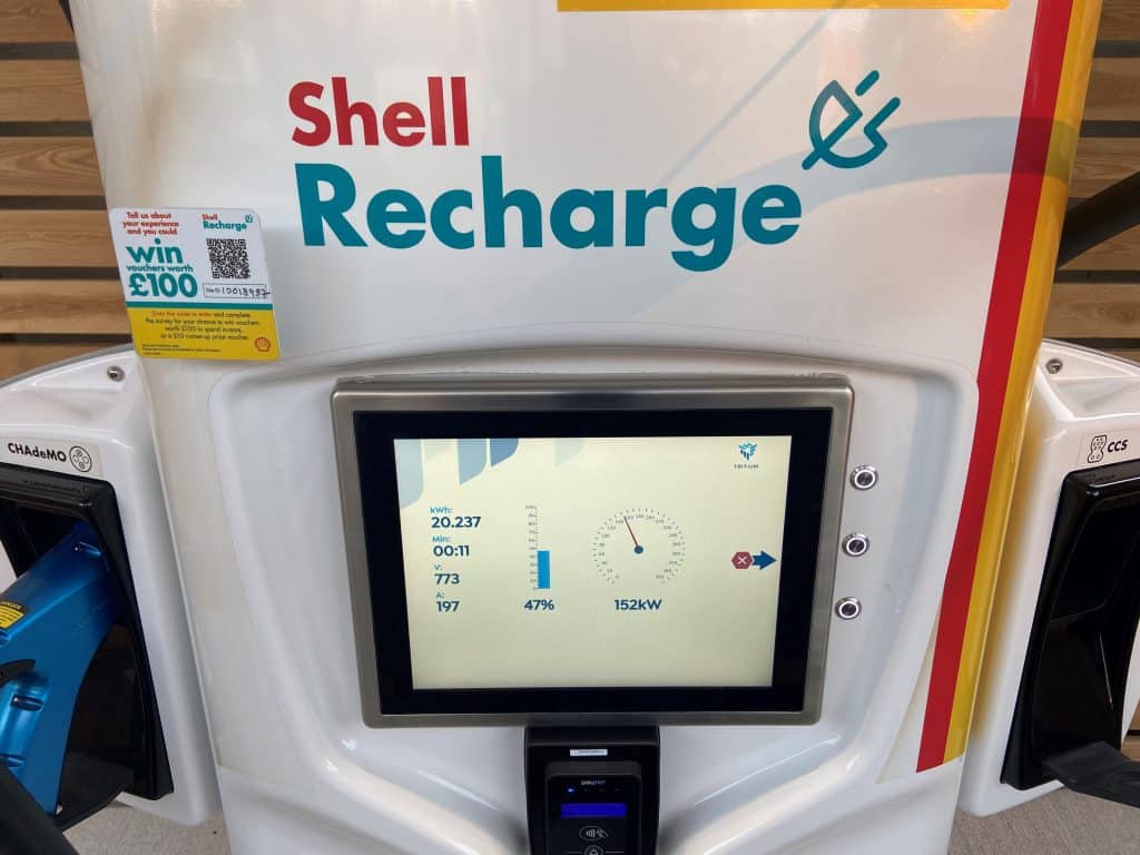 Una delle colonnine a 175kW della stazione Shell Recharge. Sullo schermo i dettagli della mia ricarica.