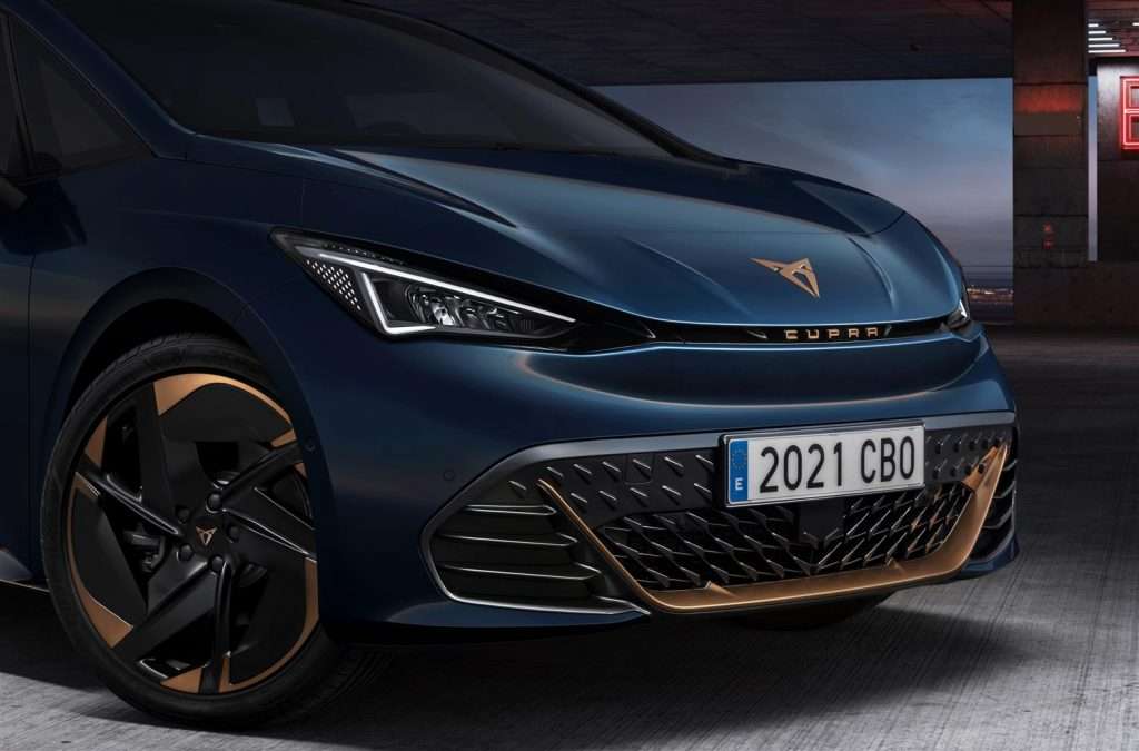 cupra born cofano e fari