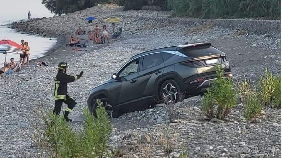 Elettrobufale - "L'auto elettrica" si getta tra i bagnanti a Trebisacce
