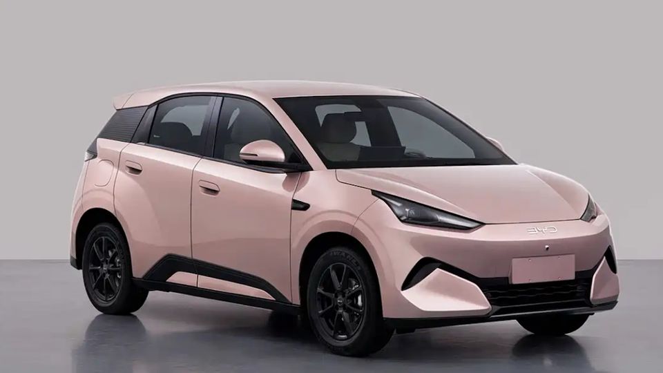 BYD Dolphin Surf, arriva il restyling: carrozzeria più grande e interni completamente rivisti
