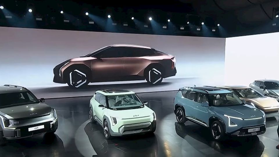 La nuova berlina elettrica EV4 di Kia si sta già guadagnando un modello a due volumi