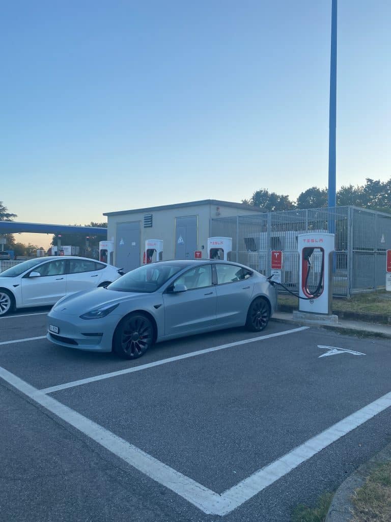 La Model 3 in ricarica al Supercharger