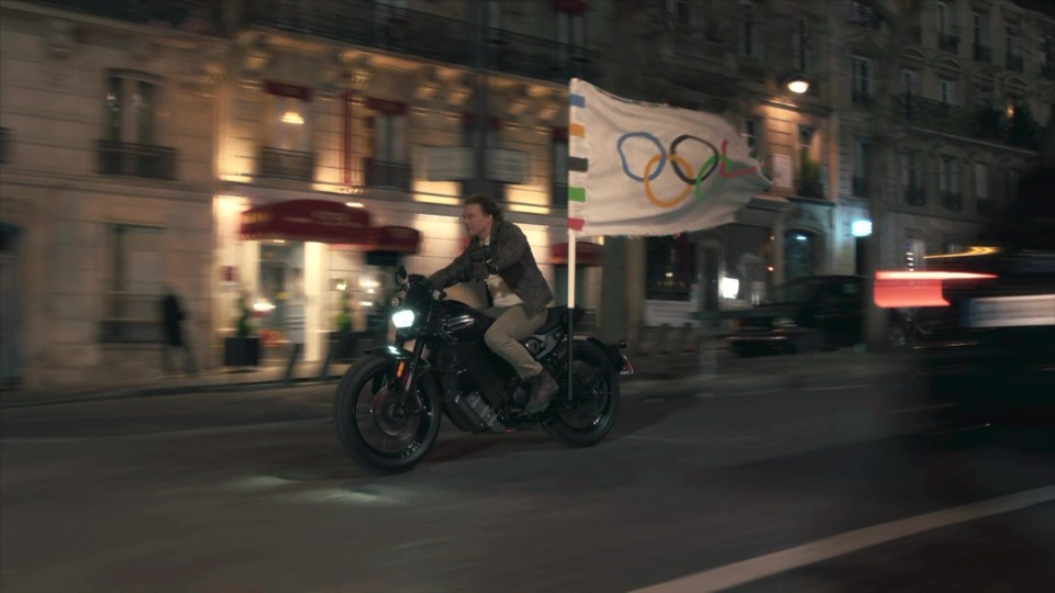 Tom Cruise ha guidato alle Olimpiadi una motocicletta davvero speciale. | Elettronauti.it