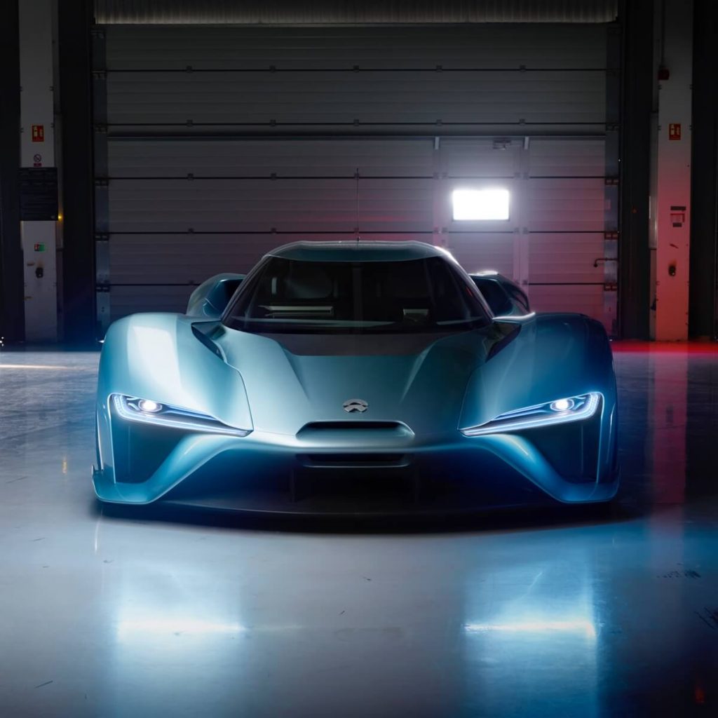 nio ep9 azzurra con fari accesi