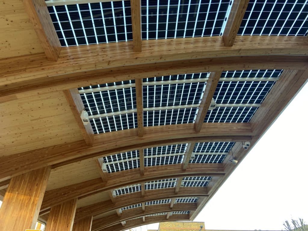 Pensiline in legno con pannelli alla Shell Recharge