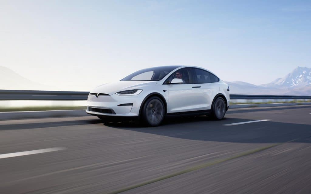 Tesla Model X Bianca su strada Anteriore