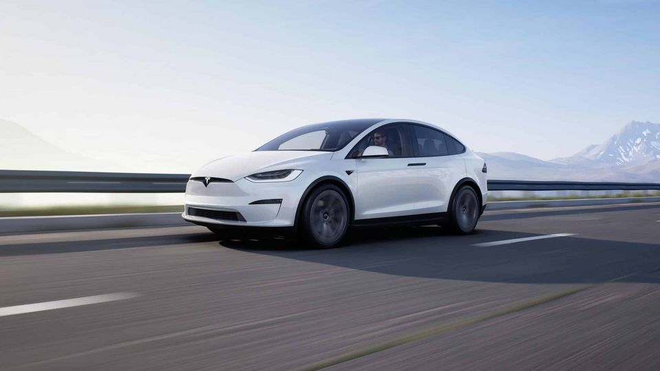Tesla Model X Bianca su strada Anteriore