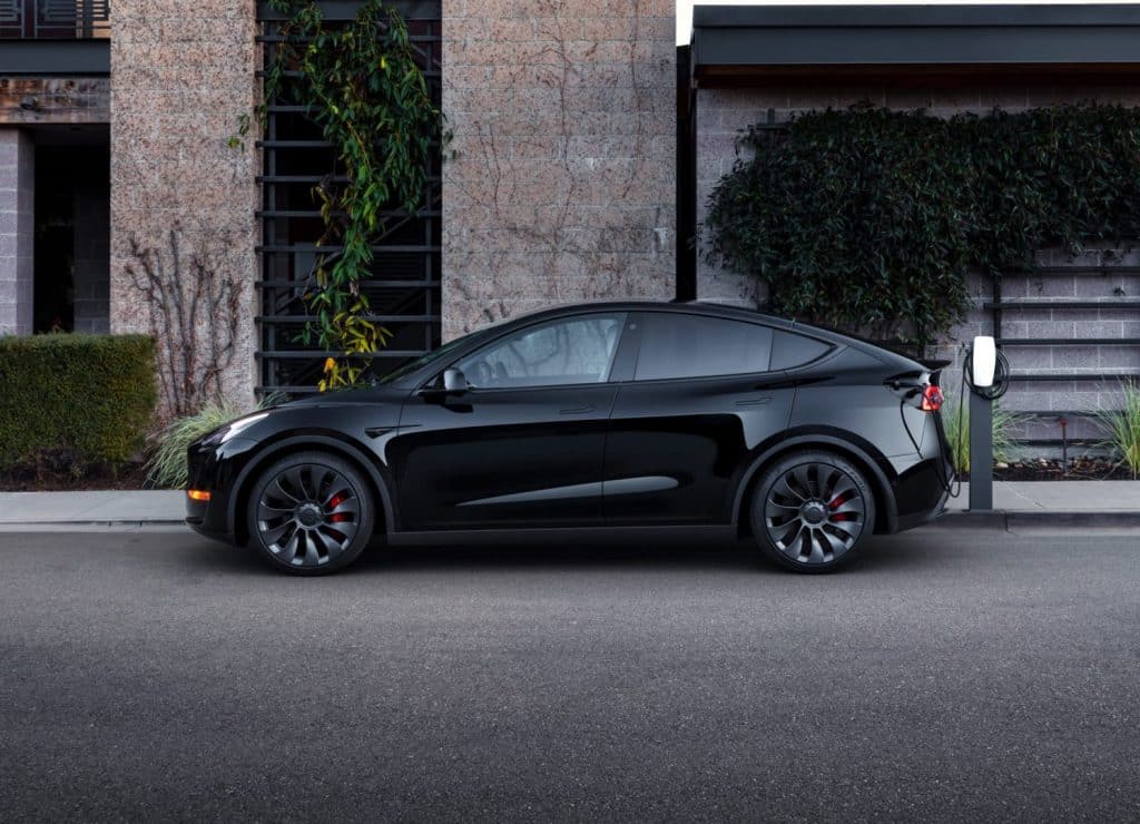 Tesla Model Y Performance Nera Laterale