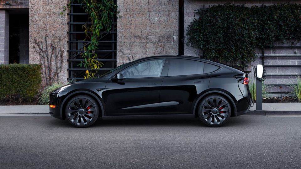 Tesla Model Y Performance Nera Laterale
