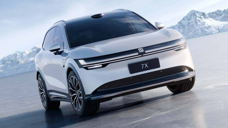 ZEEKR 7X mostrano uno stile più classico da SUV, ma sempre veloce