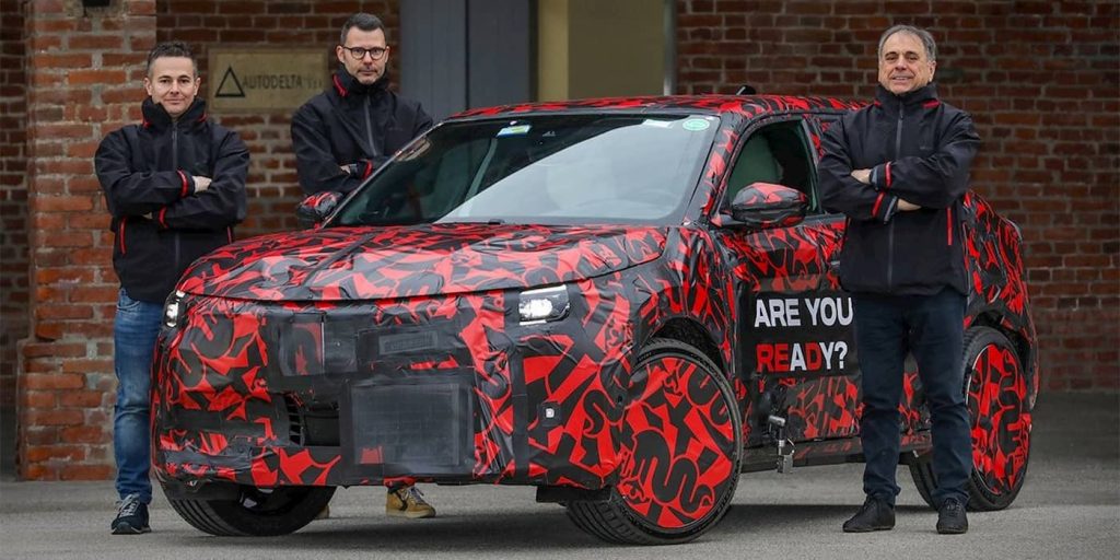 La prima auto elettrica di Alfa Romeo, la Milano, un'icona in camouflage rosso. | Elettronauti.it