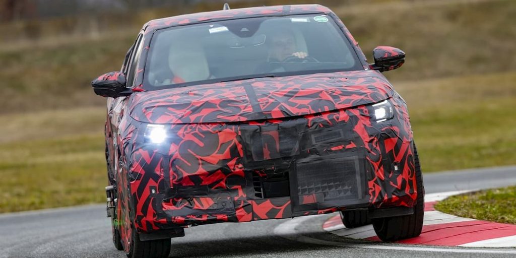 La prima auto elettrica di Alfa Romeo, la Milano, un'icona in camouflage rosso. | Elettronauti.it