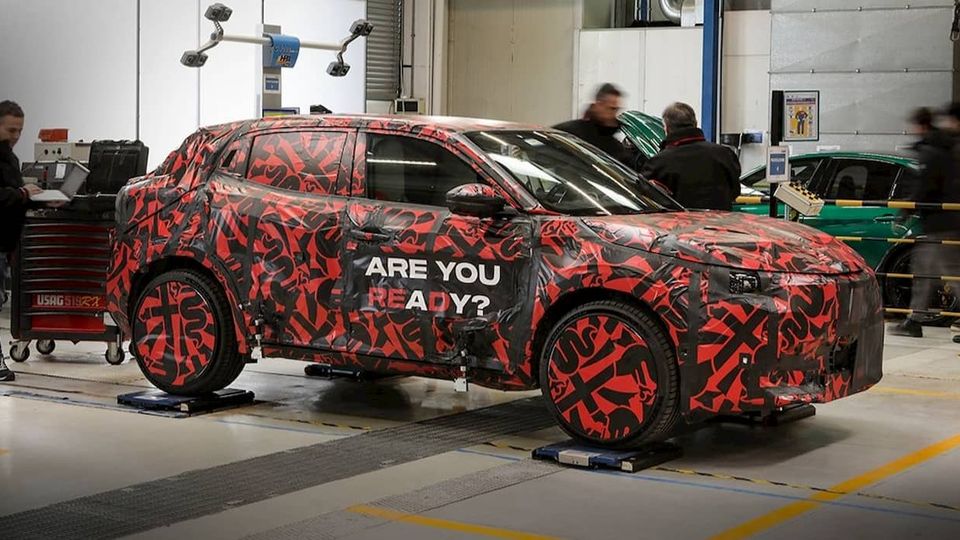 La prima auto elettrica di Alfa Romeo, la Milano, un'icona in camouflage rosso.