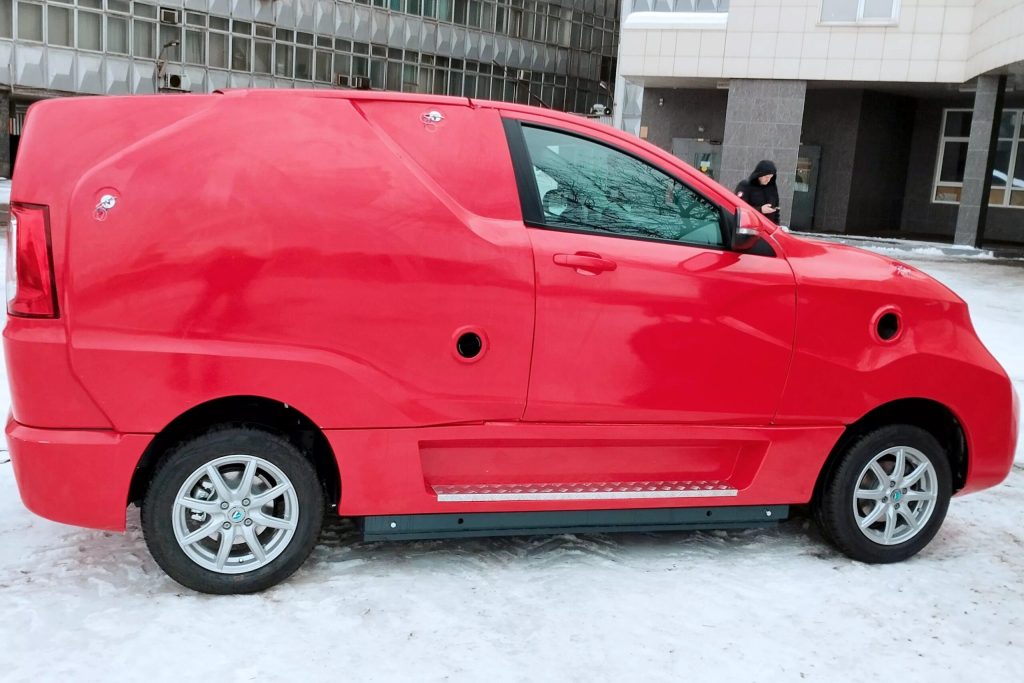 La prima auto elettrica russa Amber Avtotor è una "Tesla Killer" eppure assomiglia tanto a una lavatrice | Elettronauti.it