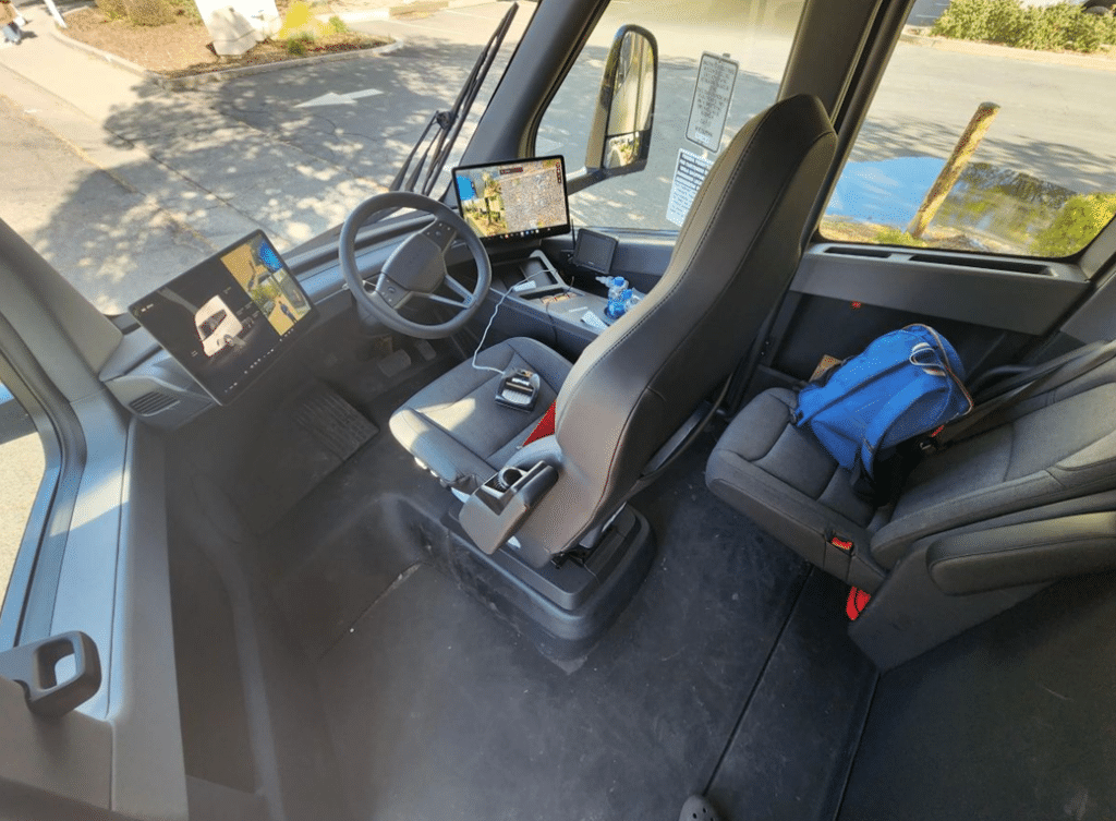 Una sbirciatina all'interno della cabina di guida del Tesla Semi rivela il futuro del trasporto su strada | Elettronauti.it