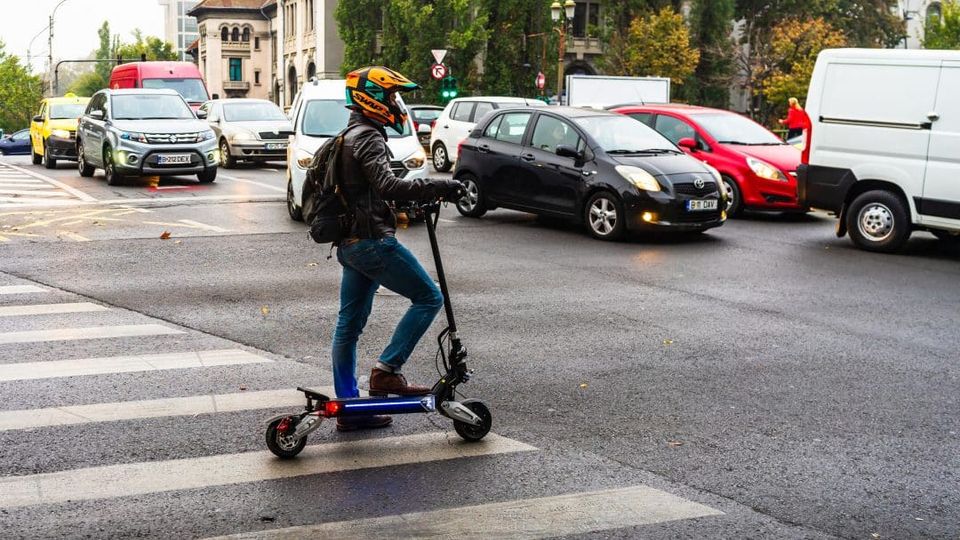 Assicurazione e casco per i monopattinisti??