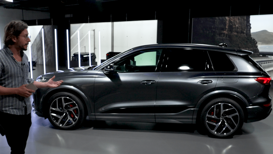 Audi presenta la Q6 e-tron: un nuovo standard per i veicoli elettrici premium di nuova generazione