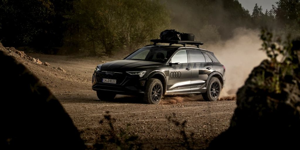 L'Audi Q8 e-tron si trasforma in un possente veicolo elettrico fuoristrada con una nuova edizione dedicata al Dakar. | Elettronauti.it