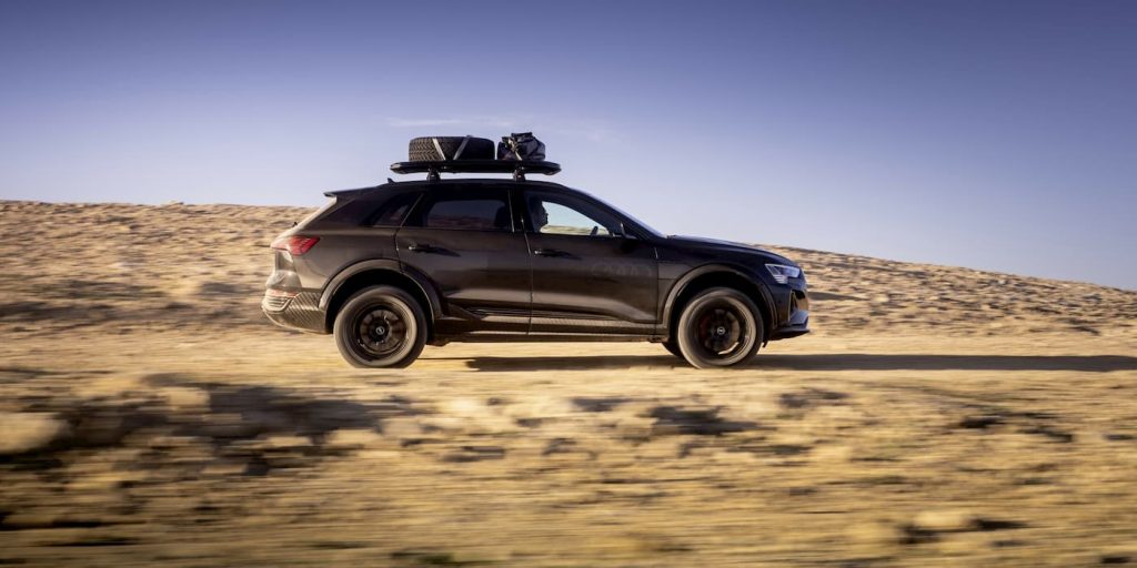 L'Audi Q8 e-tron si trasforma in un possente veicolo elettrico fuoristrada con una nuova edizione dedicata al Dakar. | Elettronauti.it