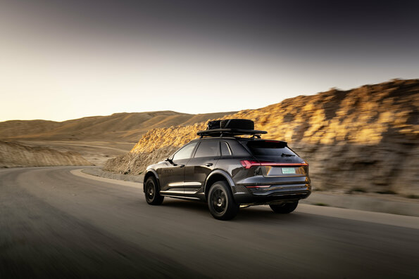 L'Audi Q8 e-tron si trasforma in un possente veicolo elettrico fuoristrada con una nuova edizione dedicata al Dakar. | Elettronauti.it