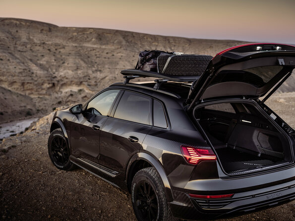 L'Audi Q8 e-tron si trasforma in un possente veicolo elettrico fuoristrada con una nuova edizione dedicata al Dakar. | Elettronauti.it