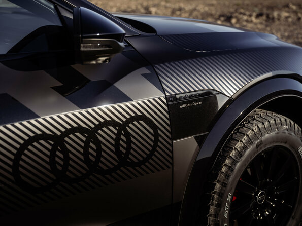 L'Audi Q8 e-tron si trasforma in un possente veicolo elettrico fuoristrada con una nuova edizione dedicata al Dakar. | Elettronauti.it