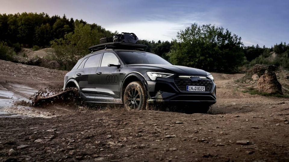 L'Audi Q8 e-tron si trasforma in un possente veicolo elettrico fuoristrada con una nuova edizione dedicata al Dakar.