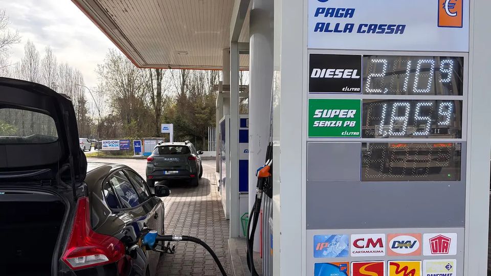 Caro carburanti: le e-bike sono la soluzione più economica